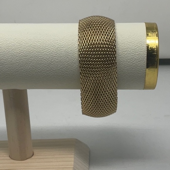 Unisex bold gold-tone mesh bangle bracelet - Picture 3 of 6